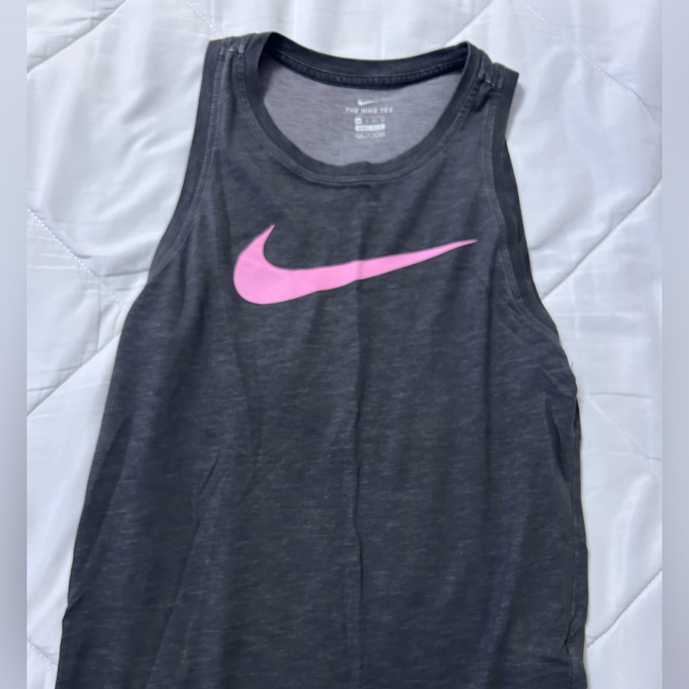 Women’s gray muscle tank top Nike with pink Nike swoosh